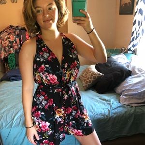 Gorgeous romper from Express w pockets!